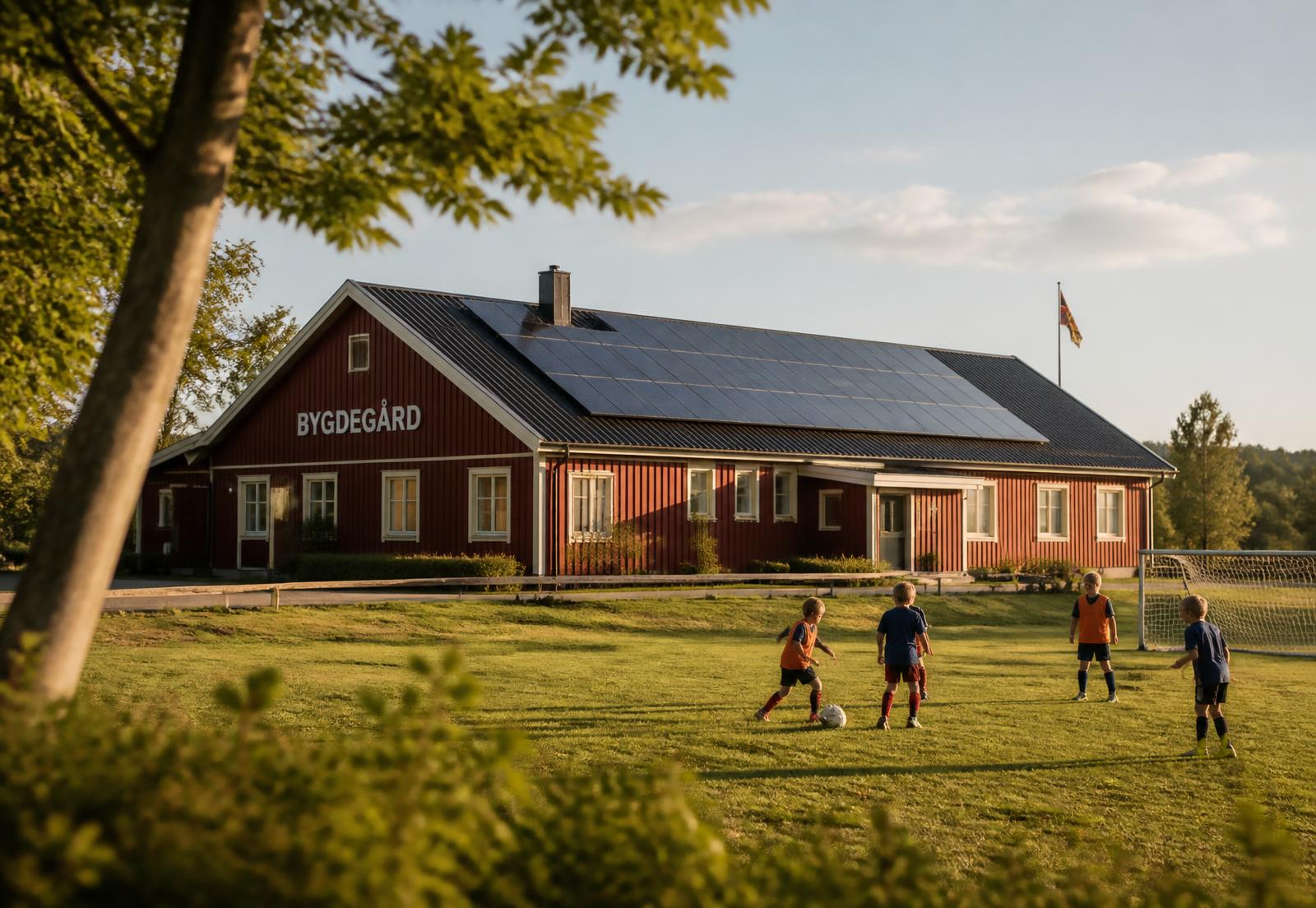Bygdegård med solceller på taket där barn spelar fotboll framför